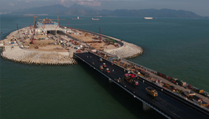 港珠澳大橋島隧開始瀝青鋪裝_預計11月底完工